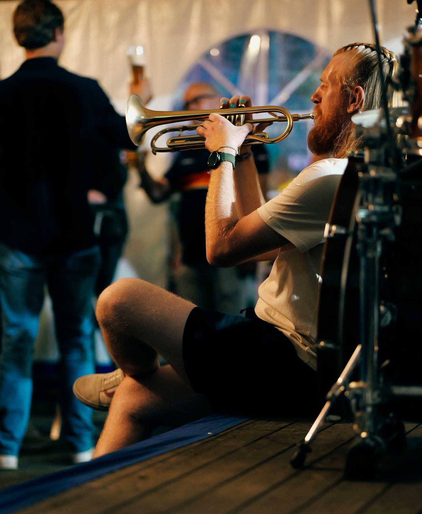 Muzikant van Orange Brass speelt trompet tijdens de afterparty van de Rasteder Musiktage, zittend op het podium